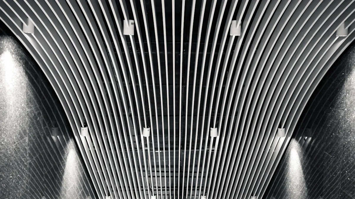  Curvy magnetic track light