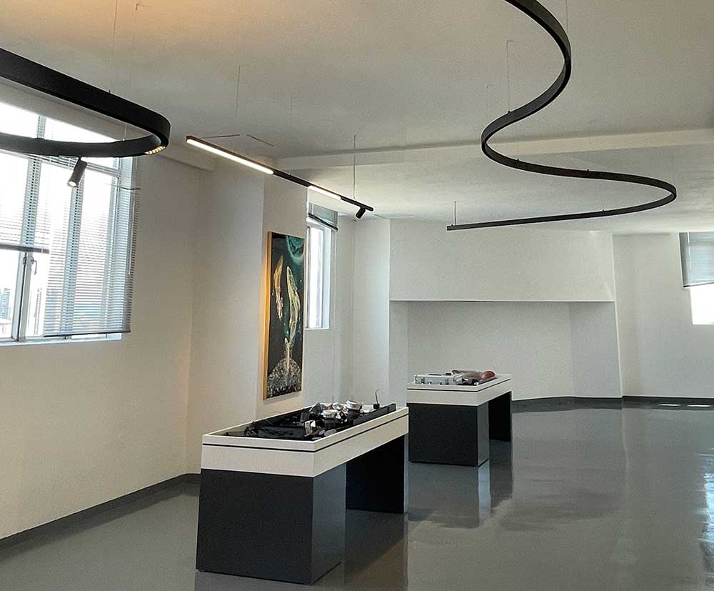 Slim Linear Magnetic luminaries